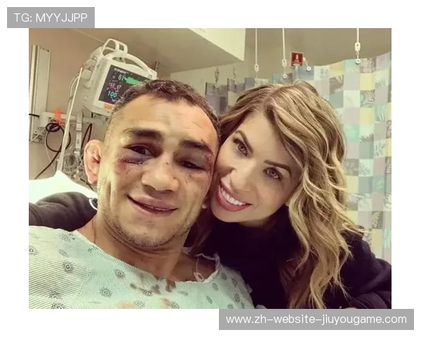 UFC选手怒砸地板庆祝：力量与激情的巅峰瞬间