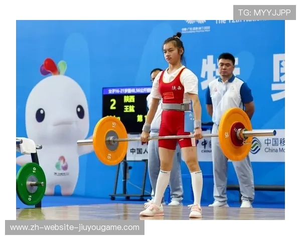 举重青年破纪录，替补席惊呆全队